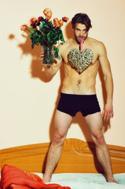 Sakallı, güllü, maço bir adam.