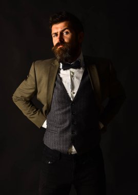 Ciddi yüzlü bir iş adamı ceketini açar. Girişimcilik ve iş