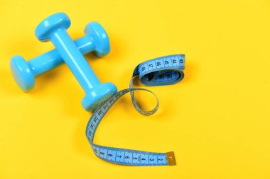 Dambıllar ve şeritler sarı arkaplan üzerinde cyan renginde