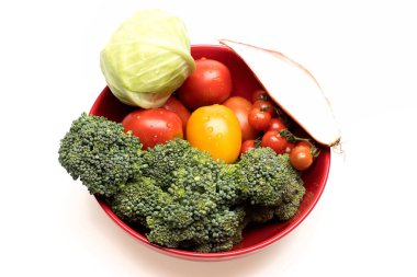 Kırmızı kasede sebze kompozisyonu. Salata malzemeleri seti.