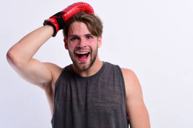 Boksör antrenman olarak yumruk ve yumruk atıyor. Tüylü adam.