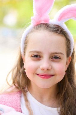 Uzun saçlı tavşan kulaklı kız gülüşü