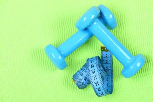 Sağlıklı şekil ve spor anlayışı. Cyan plastiğinden yapılmış dambıllar