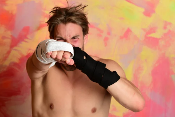 Boxeador o luchador de karate practica artes marciales. Formación de karate japonés — Foto de Stock