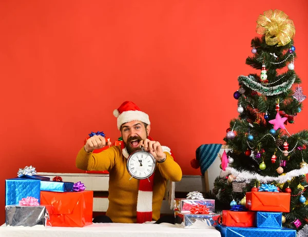 크리스마스 이브와 시간 개념. 산타가 시계를 들고 있다 — 스톡 사진