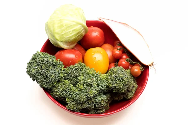 Kırmızı kasede sebze kompozisyonu. Salata malzemeleri seti.