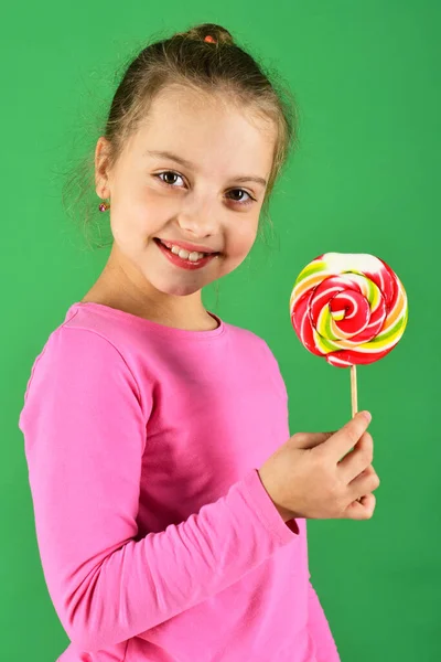 Concepto de felicidad y postre. Chica come caramelo dulce colorido grande. — Foto de Stock