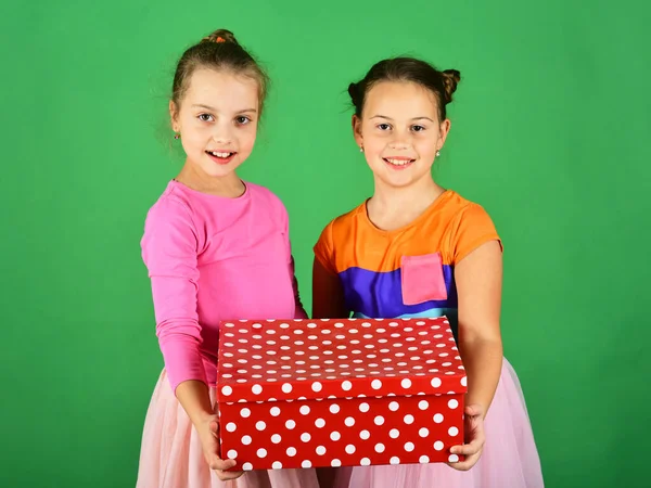 Sœurs avec pois rouge boîte cadeau pour les vacances. — Photo