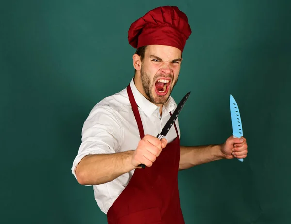 Naczynia i koncepcja gotowania. Człowiek w kapeluszu kucharza i fartuchu — Zdjęcie stockowe