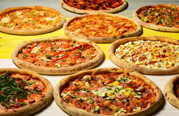 Pizza italiana y concepto de pizzería. Conjunto de pizza diferente para el menú. —  Fotos de Stock