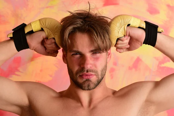 Chico con el torso desnudo lleva guantes de boxeo de oro — Foto de Stock