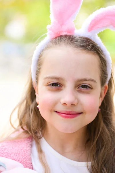 Flicka leende med kanin öron pannband på långt hår — Stockfoto