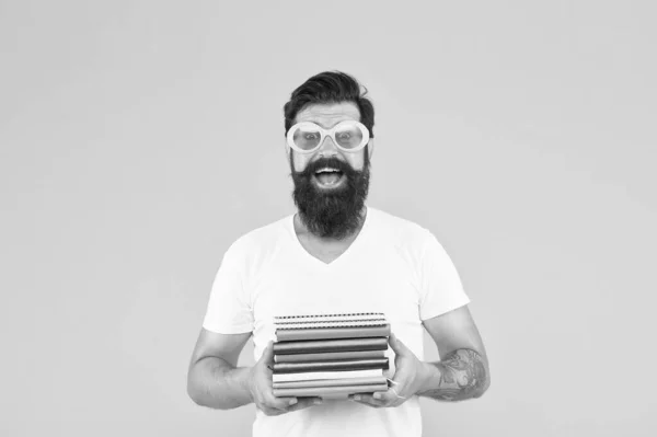 Semestre difícil. licenciado pela universidade. de volta à escola. estudante maduro apresentando alguns livros. acessório de escritório. como fazer exercício. ideias brilhantes para estudar. homem feliz em óculos com notebook — Fotografia de Stock