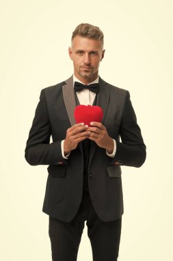 Sevgilim ol. Gerçek bir beyefendi. Aşkı kutluyoruz. Erkek kırmızı sevgililer günü kalbi. Romantik bir randevu. Zarif, modaya uygun, kendine güvenen bir adam. İş adamı resmi kıyafeti. Aşk sembolü sevgililer günü. Seni seviyorum.