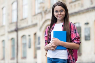 Bilgini zenginleştir. Küçük çocuk kitabı dışarıda tutuyor. Okula dönelim. Bilgi toplama günü. 1 Eylül. Okul kütüphanesi. İlkokul eğitimi. Başla. Bilginin başladığı yerde, uzayı kopyala