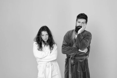 Bütün gün pijama. Uykulu insanlar mavi arka plan. Bornozlu bir çift. Sabahları uykulu ve zayıf. Sabah rutini. Birkaç uykulu yüz ev kıyafetleri. Karantinada hayatta kalan danışmanlık ilişkileri