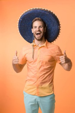 Şapka sarısı arka planda poz veren neşeli yüzlü bir adam. Tüylü adam sombrero içinde neşeli görünüyor. Festival ve tatil konsepti. Adam geleneksel Meksika bayramını kutluyor