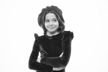 Mükemmel bir kadın. Beyaz tenli küçük bir güzellik. Çocuğun mükemmel bir teni ve saçı var. Paris 'li kadın. Fransız bereli mutlu çocuk. Retro çocuk modası. Güzel küçük kız kırmızı toka takıyor. çocukluk mutluluğu