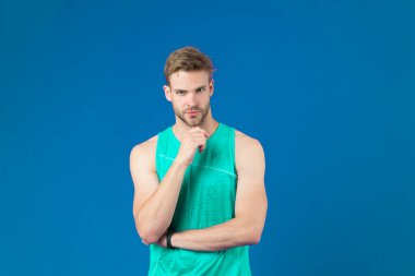 Fitness danışmanı eğitimi analiz etmeyi düşünüyor. Düşünceli sporcu spor motivasyonunu analiz eder. Sporcu düşünceli yüz analizi sonucu menekşe rengi. Erkek antrenör kişisel eğitimi düşün.