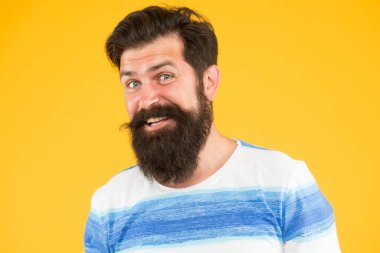 Berber ipuçları. Şık sakal ve bıyık. Hippi tarzı. Sakal modası. Berber servisi. Kuaför salonu. Süslü bıyık. Erkek portresi. Yaz stili. Sakallı, şık, sakallı, sarı arka plan