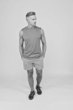 Durdurulmayacağım. Sporcu sarı arka plan. Spor kıyafetleri içinde güçlü bir sporcu. Sporcu fiziksel olarak fit. Aktif sporcu. Sağlık ve sağlıklı yaşam tarzı. Spor ve spor. Antrenman ve egzersiz