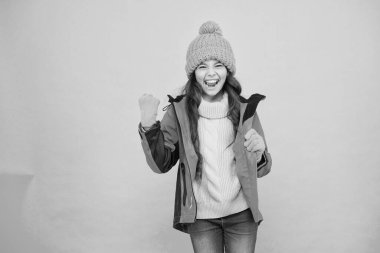 Aktif boş zaman. Sportif tarzda. Tasasız çocukluk. Tatlı kız kış sezonunun tadını çıkarıyor. Küçük çocuk örgü şapka takıyor. Kış tatili Koruyucu giysiler. Kış koleksiyonu. Çocuk şapka eldiven giyiyor.