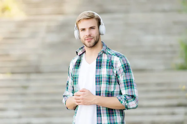 Moderne man luisteren muziek draadloze hoofdtelefoon, muzikale stijl concept — Stockfoto