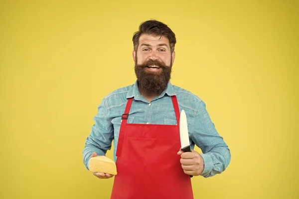 Hagamos un sándwich. fabricante de queso propio negocio. hipster con barba en delantal de chef. Tienda de productos lácteos. Festival del queso. Dieta y nutrición. hombre barbudo feliz cortar queso con cuchillo. concepto de elaboración de queso —  Fotos de Stock