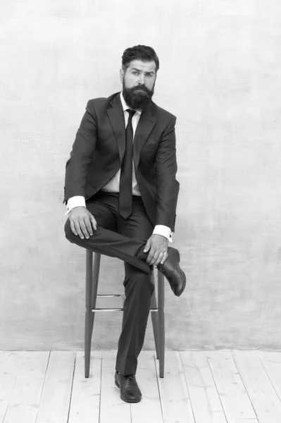 Votre avocat. Équité et justice. Chic et formel. L'homme barbu porte un costume formel. Elégant avocat assis sur la chaise. Réunion d'affaires. Événement formel. Homme avec barbe et moustache avocat confiant — Photo