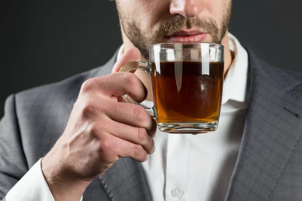 Café ou xícara de chá na mão masculina, de manhã — Fotografia de Stock