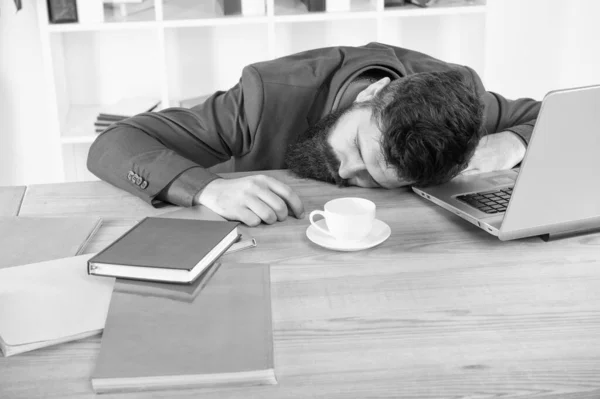 Energy and tiredness. boss fell asleep on table. Man sleep over workplace. coffee will help. bored and exhausted guy sleep at work. need break for relax. being lazy. Tired businessman sleep in office — Stock Photo, Image