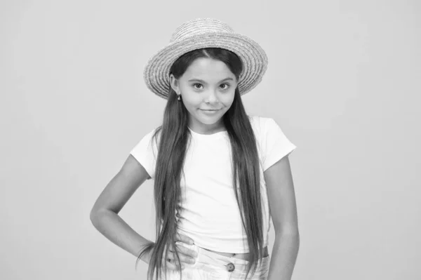 Estilo country. pequena beleza. miúdo feliz no fundo amarelo. Ela adora férias de verão. moda de primavera de crianças. felicidade infantil. menina alegre usar chapéu de palha. pronto para festa na praia — Fotografia de Stock