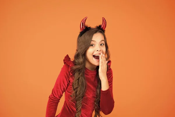 Oprechte vreugde. Duivel in mij. Ze heeft een slecht karakter. herfstvakantie viering. kleine kind rode hoorns. Leuke pooier. Snoep of ik schiet. Fijne Halloween. verrast klein meisje halloween feest — Stockfoto