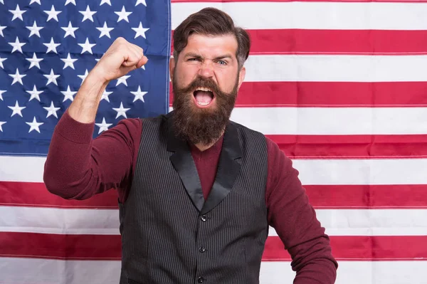 Muž s plnovousem a knírem USA vlajkové pozadí, vlastenecký reproduktor koncept — Stock fotografie