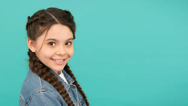 Sorrindo menina adolescente com belo sorriso saudável, conceito dia das crianças — Fotografia de Stock