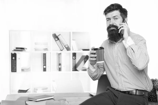 手机连接。留胡子的男人在讲电话喝咖啡。打电话给我办公室生活。手机数字营销。商业交流。新技术。现代生活方式 — 图库照片