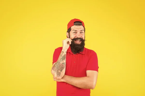 Cassiere hipster. Servizio di consegna. Il personale del bar del ristorante voleva. Uomo barbuto tatuato hipster indossare cappello cassiere uniforme sfondo giallo. Concetto di cassiere. Carriera di commesso cassiere. Assunzione di operai — Foto Stock