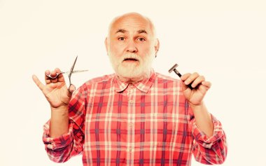 Sakal ve bıyık kesiyorum. Tımar servisi. Sakalını kes. Kes ya da traş ol. Mükemmel uzunlukta ve sakalın şeklini seç. Olgun erkek berber, beyaz arka planda makas ve tıraş bıçağı tut.