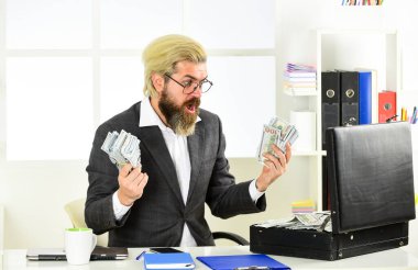 Banka hesabı oluştur. Kredi ve nakit konsepti. Finansal danışmanlık. Mali müşavir. Finansal başarı. Nakit ciro ve vergi ödemesi. Nakit parası olan bir iş adamı. Erkek işyeri sahibi ofisi