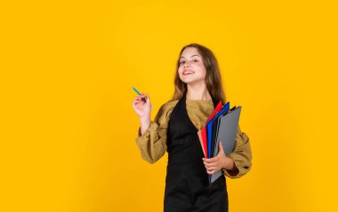 Dersten sonra. Okul klasörünü tutan mutlu çocuk modeli. Not alıyorum. Genç kız çalışmaya hazır. Yazma ve okuma bilgileri. Öğrenci konsepti Okula dönüyorum. Dosyası olan ciddi bir çocuk. çocukluk gelişimi