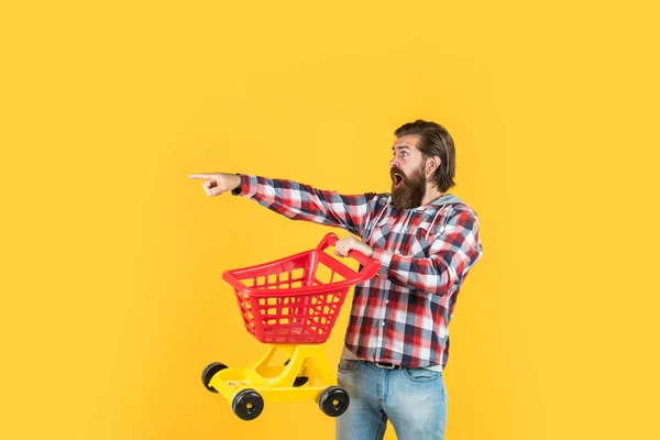 Compras completas. fim de semana na compra de produtos. alegra compras bem sucedidas. brutal maduro hipster ir às compras. Está na hora de encher o carrinho. Vai às compras. homem engraçado com carrinho de compras pequeno — Fotografia de Stock