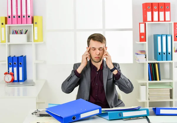 C'est l'heure de se détendre. patron ou employé fatigué. être secrétaire professionnel. qualifié et réussi PDG. jeune homme d'affaires travaillant au bureau. manager masculin travaille sur ordinateur portable. Homme occupé dans un lieu de travail moderne — Photo