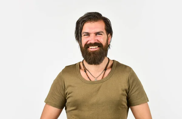 Cuidado com a pele masculina. Já que a pele oleosa que sofre da barbeação frequente escolhe ingredientes anti-inflamatórios e calmantes. Beleza e moda de cabelo. Hipster barbudo brutal. Um homem bonito. Salão de barbearia — Fotografia de Stock