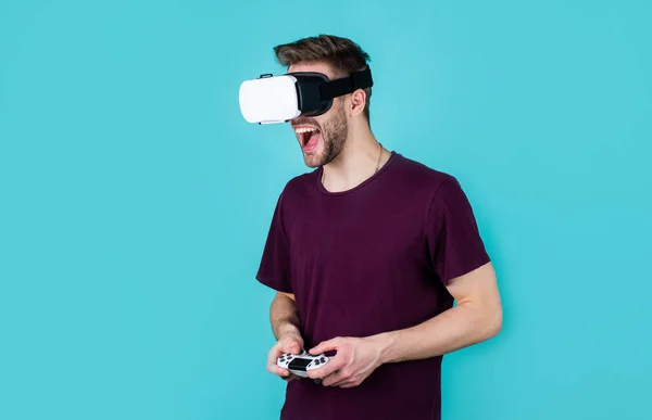 Realtà diversa. Il giocatore felice usa la tecnologia moderna. Futuro digitale e innovazione. Realtà visiva. uomo indossare occhiali VR wireless. Il ragazzo gioca ai videogiochi. giocatore di gioco con console. maschio in cuffia VR — Foto Stock