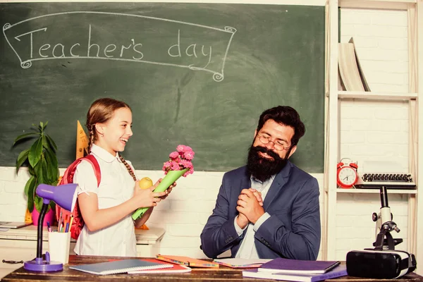 다시 학교로. 좋은 선생님들의 날입니다. 꽃다발을 들고 다니는 작은 여학생. 선생님의 날. 라이터에 꽃있는 아빠. 지식의 날은 1 시에 시작 합니다. 최고의 선생님을 위한 꽃 선물 — 스톡 사진
