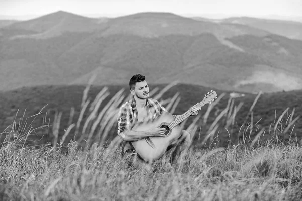 Clássico fixe. guitarrista acústico. música country. homem sexy com guitarra em camisa quadriculada. moda hipster. camping ocidental e caminhadas. feliz e livre. cowboy homem jogar guitarra ao ar livre — Fotografia de Stock