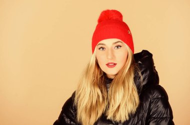 Örgü şapka. Parlak bir detay. Güzel kız kalın bir ceket giymekten hoşlanıyor. Kalın palto. Moda modeli. Rahat bir ceket. Her zamanki ceket ve moda aksesuarları. Hepsi aksesuarlarla ilgili.