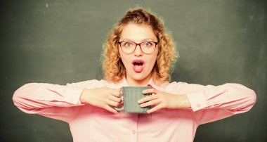 Okula dönelim. Kahve bağımlısı. Tüm gün boyunca enerji yüklenmesi. Bir doz kafein. Öğretmen gözlükleri arka planda kahve tahtası içerler. Kadınlar dersten önce kahveden hoşlanır. Vücudunu ve zihnini şarj et.