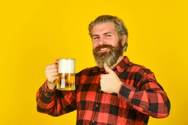 Kendine güvenen barmen kadeh kaldırıyor. Boş zaman ve kutlama. Bar 'da bira içen bir adam. Köpüklü bira. Vahşi hippi bira içer. Olgun sakallı barmen elinde bira bardağı tutuyor. tat alma notları al