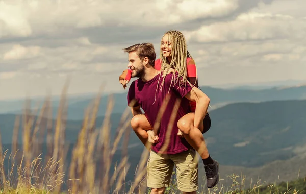 Dois corações cheios de amor. Belo casal abraçando fundo paisagem. Casal apaixonado férias de verão. Amor e confiança. Relações românticas. Conceito de viagem às montanhas. Lua de mel nas terras altas — Fotografia de Stock